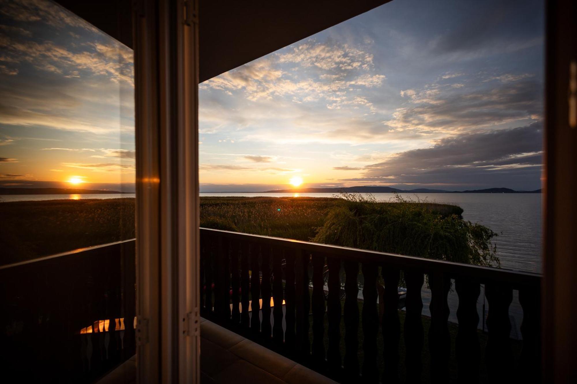 בלטונפנבש Balaton A Kertben - Balaton In The Garden - Beachfront Houses With Beautiful View, Private Beach מראה חיצוני תמונה