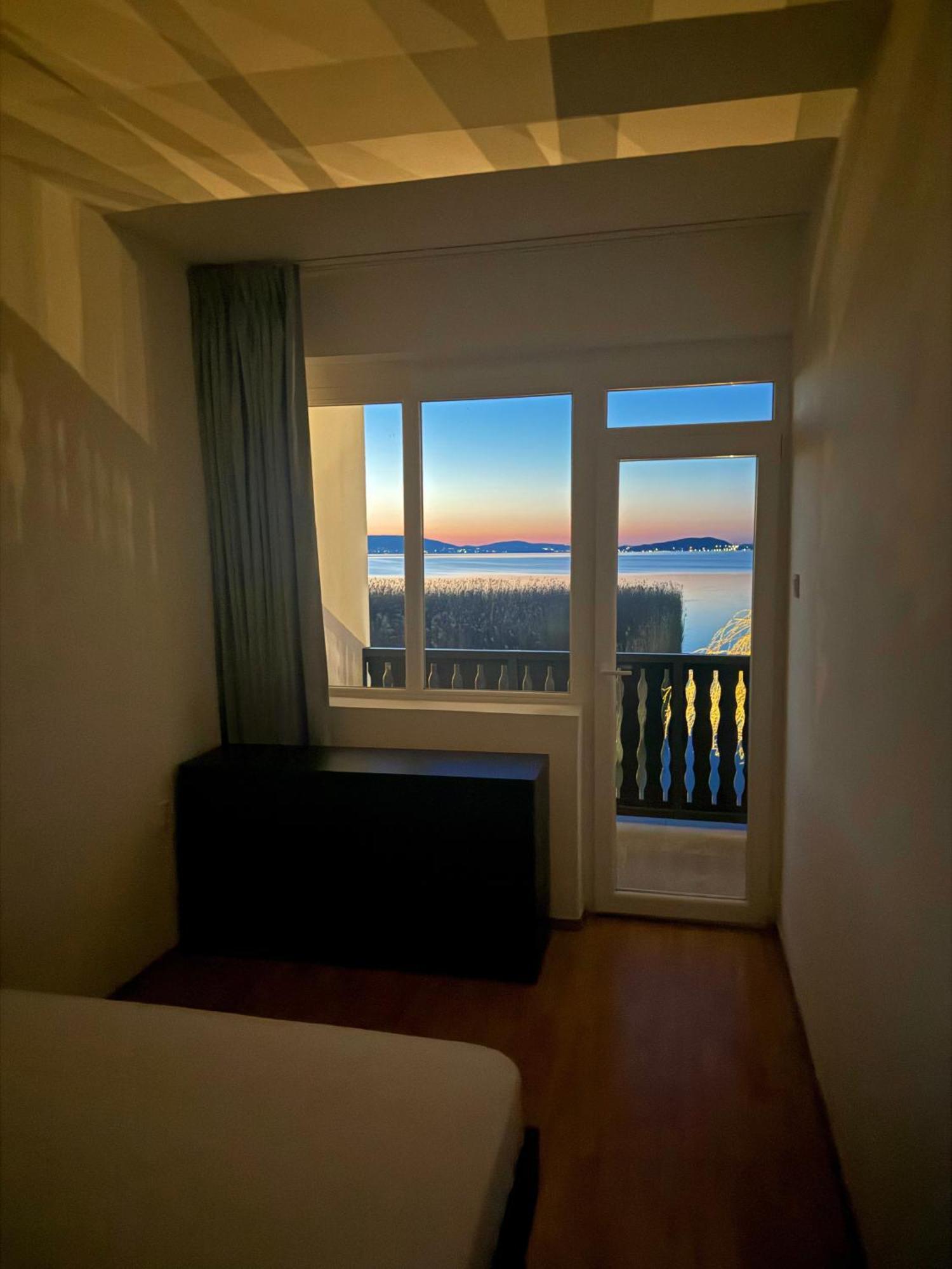 בלטונפנבש Balaton A Kertben - Balaton In The Garden - Beachfront Houses With Beautiful View, Private Beach מראה חיצוני תמונה